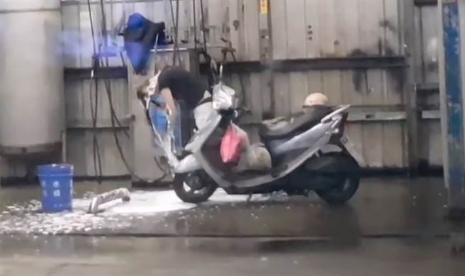 长髮女洗车场「弯腰洗头」，男骑士看到当机，4千网笑歪。（图／翻摄自爆废1公社）
