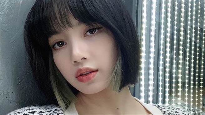 人间芭比LISA V领洋装藏心机 转身狂泄雪白美肌（图／IG@lalalalisa_m）