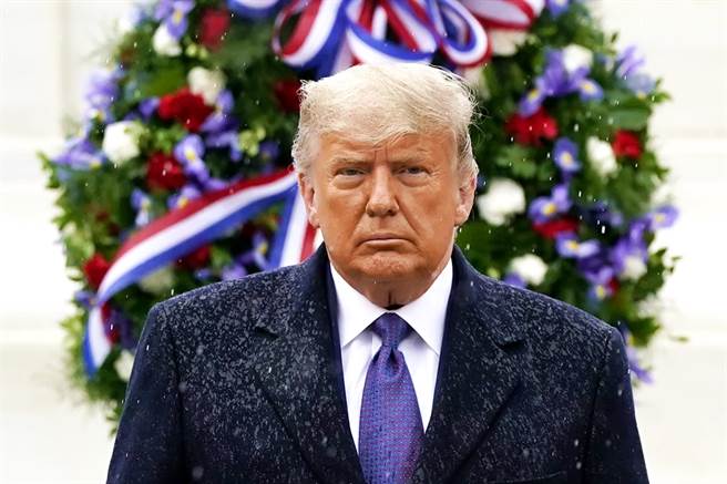 媒体预测拜登胜选后，美国总统川普连日来仍持续在推特激动控诉选举诈欺，不过身边人士透露，川普实际上的情绪比他的推文所暗示的还要冷静许多，他明白自己处境尷尬，深信自己必须持续战斗，就像一场表演，必须向7,000万投给他的支持者展现他仍在战斗。（图／美联社）