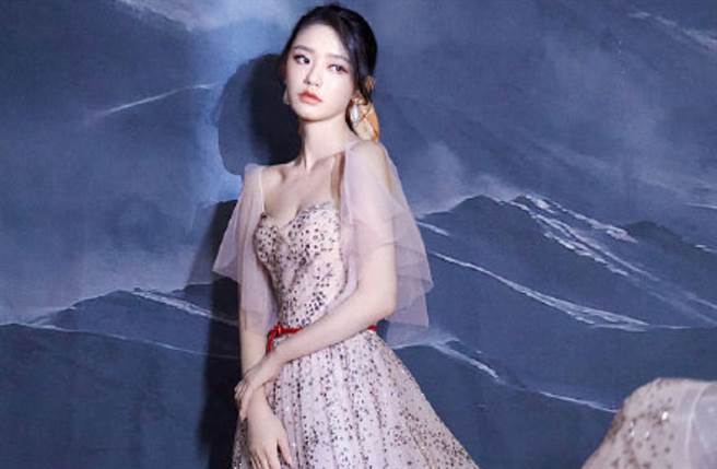 24岁星女郎林允亮钻纱裙登场 多变丝巾成马尾小心机（图／摘自微博@时上时时上）