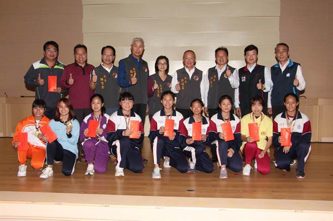 今年苗栗选手在全民运动会缔造佳绩，勇夺10面金牌、7面银牌及12面铜牌，12日苗栗县长徐耀昌等人接见颁奖表扬。（何冠娴摄）