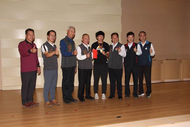 苗栗选手在全民运动会缔造佳绩，勇夺10面金牌、7面银牌及12面铜牌，12日苗栗县长徐耀昌等人接见颁奖表扬。（何冠娴摄）