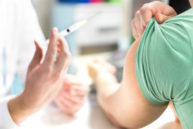 50至64歲者，公費流感疫苗12月起恢復接種。（圖／Shutterstock）