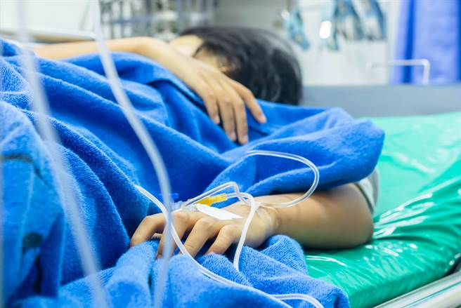 女子吸入一氧化碳中毒，檢警認為雖然熱水器在陽台，但陽台有裝設鋁窗，仍屬室內，依傷害罪起訴房東。（示意圖/達志影像/Shutterstock提供）