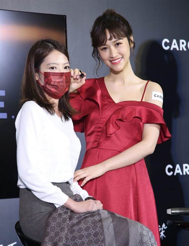 Sandy吴姗儒为粉丝化妆。（陈俊吉摄）