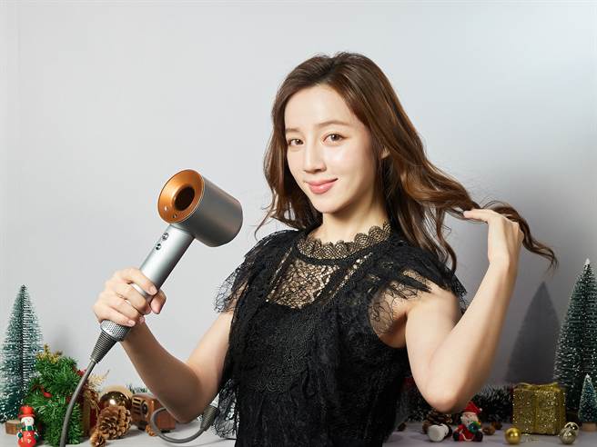 Dyson明星商品Supersonic_吹风机结合Dyson Air Multiplier_气流倍增技术与智慧温控科技，有效减少吹乾髮时对热量的依赖。（Dyson提供／黄慧雯台北传真）