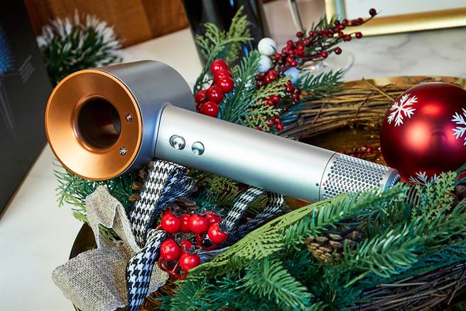 Dyson Supersonic_推出节日特别版「银雾铜」，充满秋冬感的时尚金属色，无论是送礼或自用，绝对是最佳的圣诞礼物首选。（Dyson提供／黄慧雯台北传真）