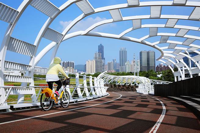 前镇之星设计人行道与自行车道分流，人行道2米、自行车道3米，与周边其他自行车道串连，可一路通往爱河畔。（摄影/Carter）