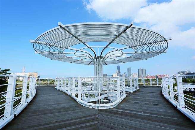 观景台上可欣赏高雄市区的天际线，及知名建筑物地标。（摄影/Carter）