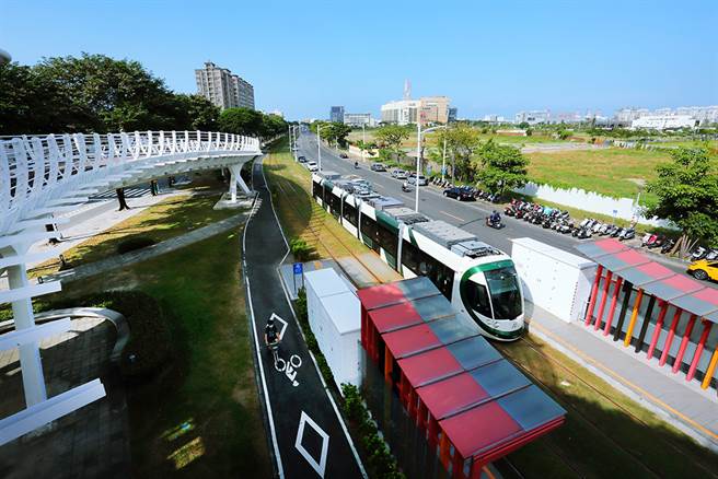 从前镇之星俯望，可见绿色车厢的轻轨进站，与站台的彩色相衬。（摄影/Carter）