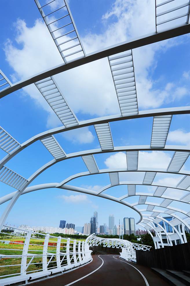 顶部错落的遮阳造型，让视觉层次更显活泼丰富。（摄影/Carter）