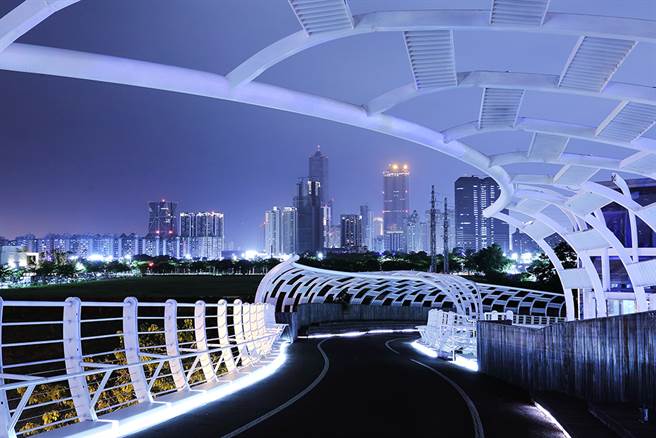 城市灯光点点，照映前镇之星。（摄影/Carter）