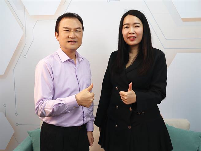 理财周刊发行人洪宝山(左)、蕾咪(右)。(图/理财周刊提供)