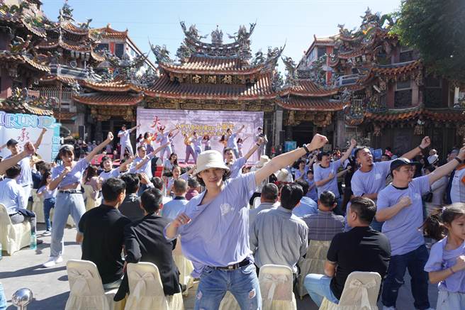 大甲镇澜宫举办「大甲妈Bobi Run十周年暨文化节活动」宣传记者会，现场热力四射。（王文吉摄）