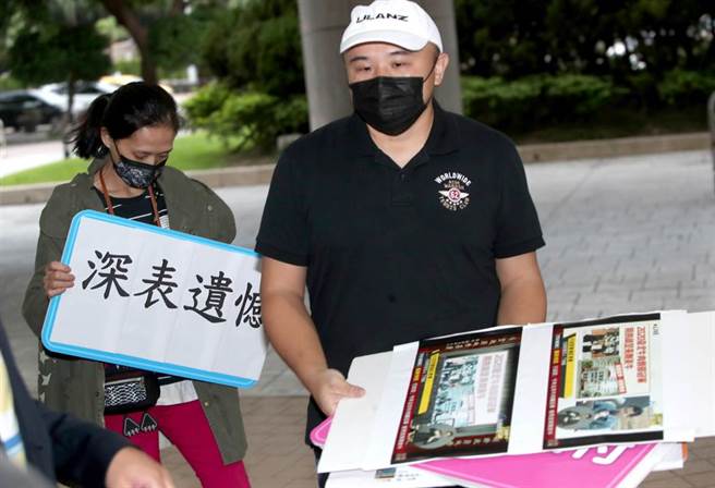 遭行政院发言人指控北市牛肉麵节冠军的美国牛肉含有瘦肉精的店家，皇家传承老板老板陈家斌（右）及牛将军的负责人李湘琳（左），12日带着图表面对媒体，自清店内的美牛不含瘦肉精，并要求行政院公开道歉。（郑任南摄）