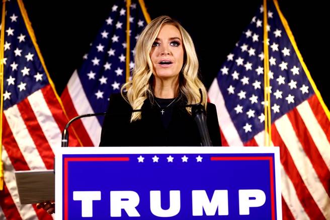 川普团队大反攻，竞选团队发言人麦肯内尼（Kayleigh McEnany）10日晚间公布234页选举诈欺证词，声称其中一批选票中有6成的签名相同，还有死人跑来投票，不过后续却被指当中有许多诡异证词。（资料照／路透社）