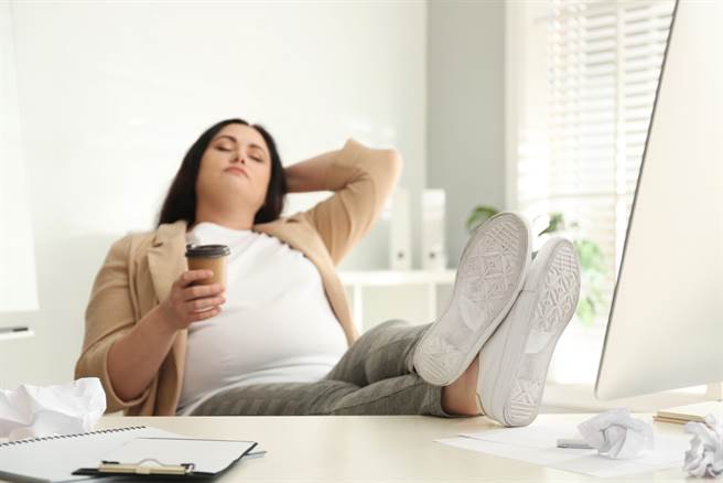 整天等天上掉钱，只想躺着耍废不上班的3个星座。（示意图／shutterstock提供）
