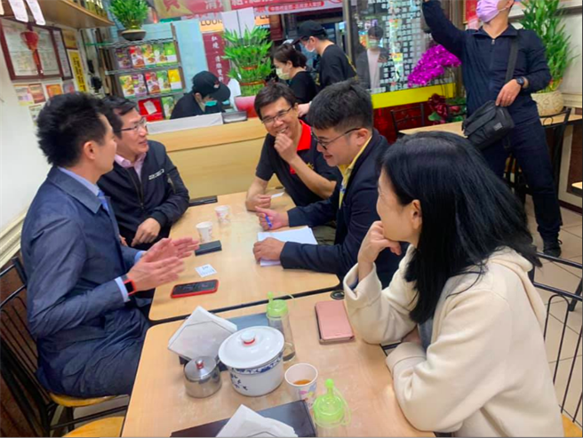 丁怡铭订百碗牛肉麵向业者赔罪。(丁怡铭脸书截图)