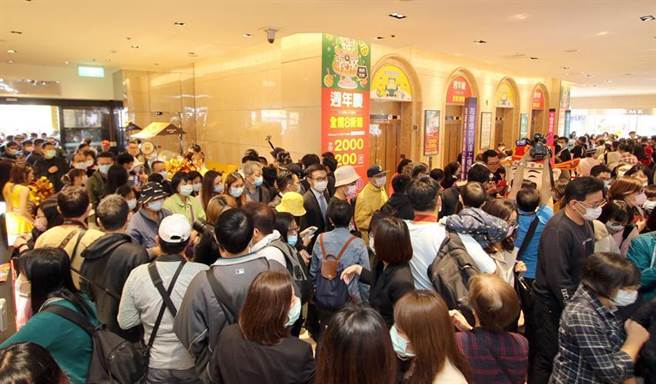 新光三越周年庆全台压轴台北站前店12日开打，首日吸引7.3万人潮。图／新光三越提供