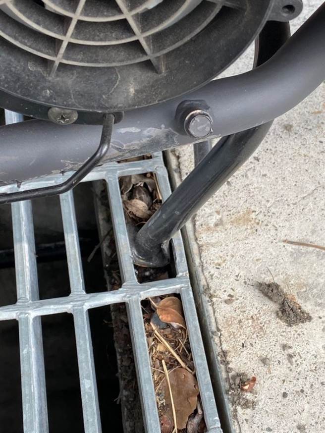 机车中柱卡在水沟盖，男大生发文哀嚎。（照片来源：Dcard）