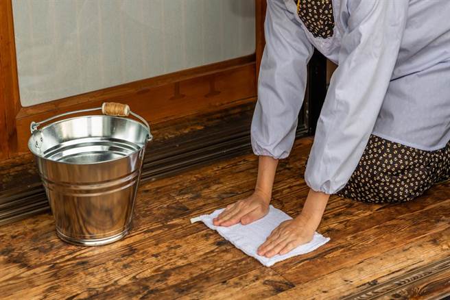 日本人寧愿跪着擦地也不用拖把？内行人揭关键（示意图／达志影像）