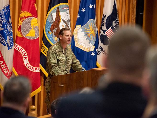 英军坚称将军没有迷路与失踪，迎接部队持续掌握其行踪。图为日前其赴美交流并举行演说。(图/DVIDS)