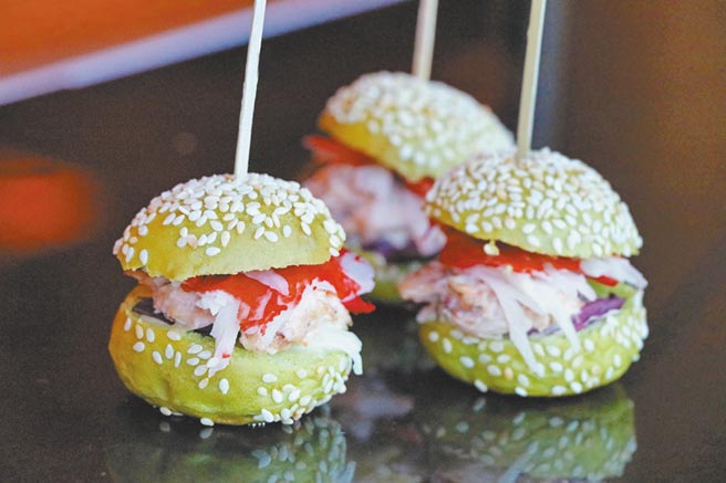 士林厨房「秋蟹宴」看出主厨的用心，有大料理，主厨也没忘记小地方，这道外观小巧迷你的「菠菜芥末美味蟹堡」就很受欢迎。图／士林万丽提供