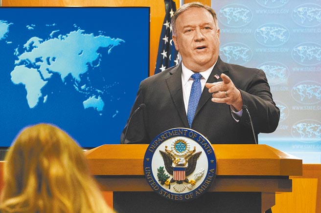 美国国务卿蓬佩奥10日表态挺川普，声称政权会「顺利转移到川普政府第二任期」，此话令川普大喜，讚蓬佩奥不愧是西点军校第一名毕业。但蓬佩奥的言论也引发轩然大波，前国安顾问波顿痛批，蓬佩奥把自己的信用都掏光了。（路透）