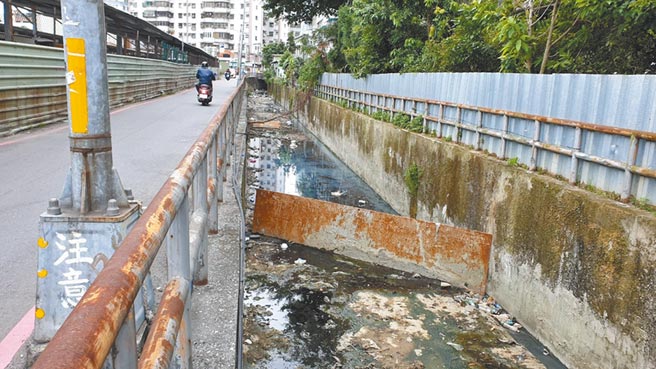 樹林區後村圳改善工程突然停工，垃圾堆積引發惡臭。（議員蔡健棠服務處提供／李俊淇新北傳真）