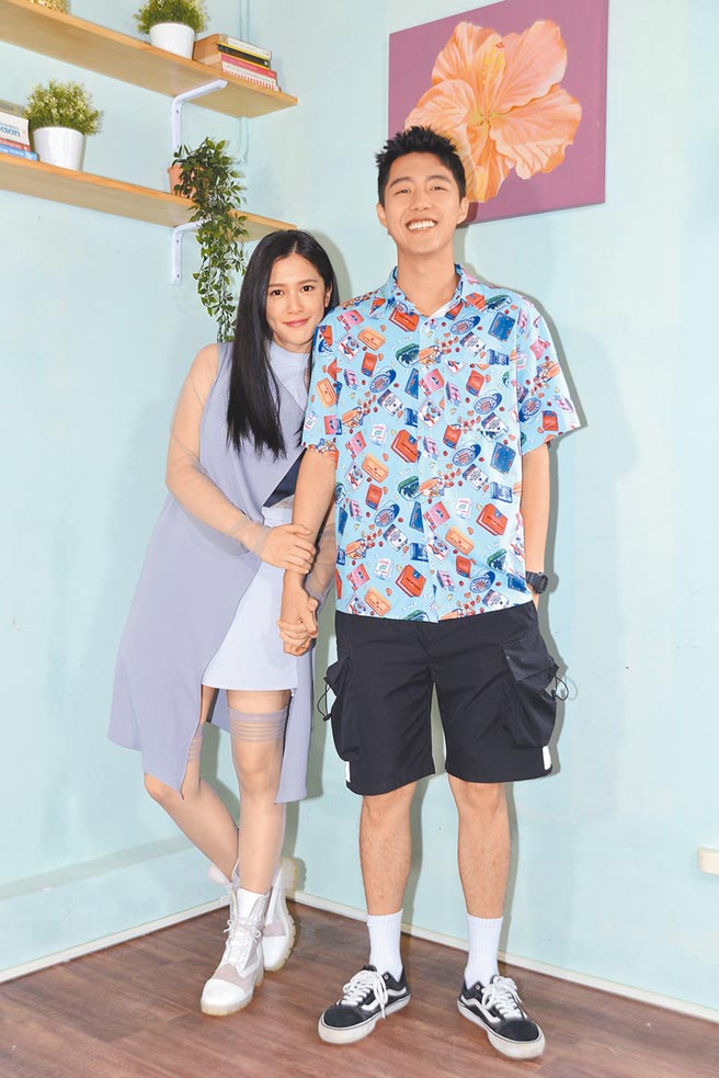 蔡凡熙（右）、刘奕儿昨出席新戏活动。（兴扬电影提供）