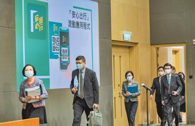 香港政府11日舉行記者會，表示23日起實施「回港易」計畫，容許在粵澳港人持新冠病毒陰性檢測結果，回港後免檢疫14日。  （中新社）