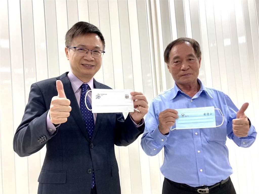 貿協董事長黃志芳（右）率使節參訪口罩國家隊南六企業，南六董事長黃清山慨捐18國各20萬片做「口罩外交」／圖／李麗滿