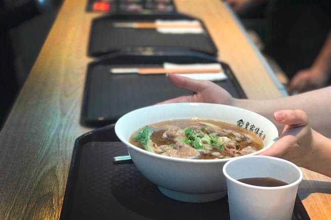 皇家传承牛肉麵免费吃，今起连5天前30名客人限定。（示意图／翻摄自皇家传承牛肉麵）