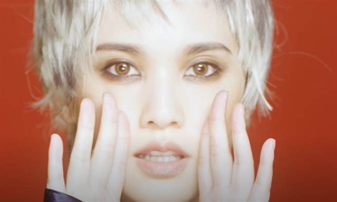 杨丞琳在《炼爱》中的造型。(图/翻摄自《炼爱》MV)