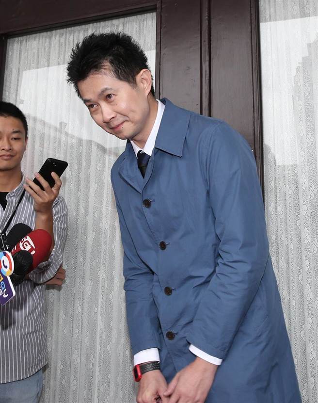 行政院发言人丁怡铭13日在立法院受访表示12日他有去店家道歉，也有得到老板的谅解。（姚志平摄）
