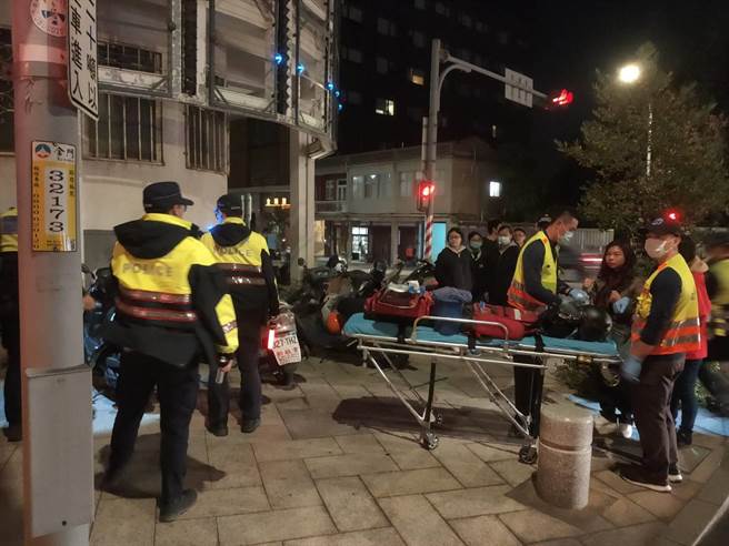 金城鎮縣府外昨夜又發生車禍，警方趕往現場處理。（民眾提供）