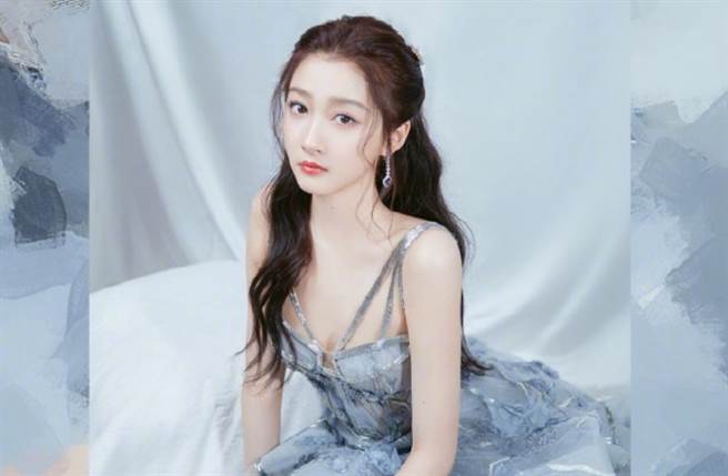 大陆女星关晓彤以甜美长相及173cm姣好身材受封「国民闺女」。（图／摘自微博@关晓彤）