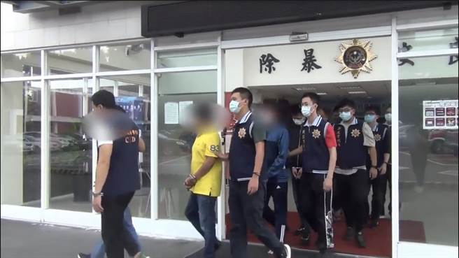 新北市警察局2日至13日配合警政署执行「全国同步扫黑专案行动」，检肃天道盟、竹联帮及其他帮派组合分子首恶5人、成员18人。（新北市刑大提供）