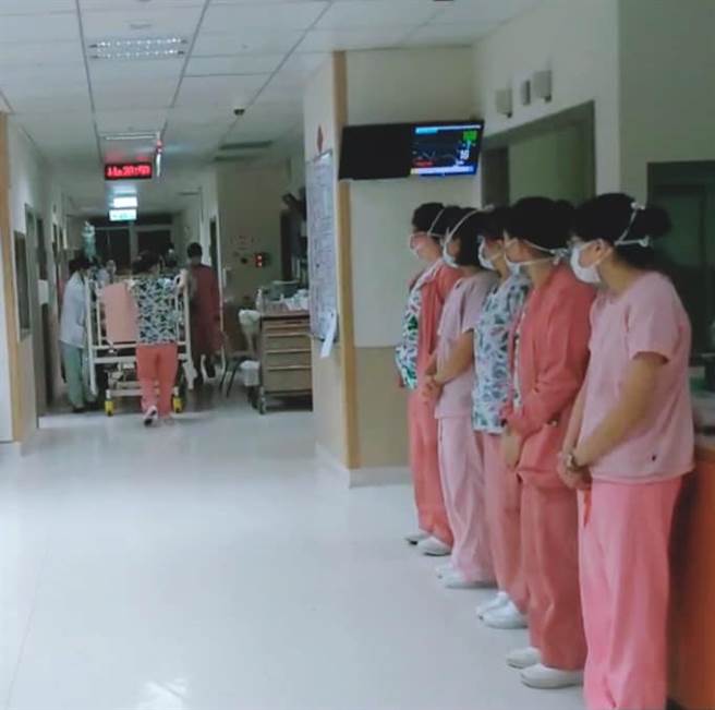 儿脑死器捐救9家庭，勇敢妈听「最后心跳」泪喊，别耽误了，有好多人都在等。图为医疗团队列队鞠躬向捐赠者致上感谢之意。（图／翻摄自长庚社会公益作伙来）