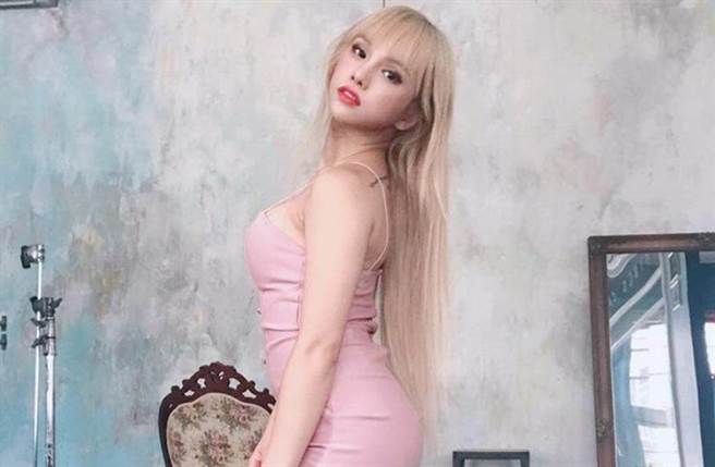小A辣赴泰国进行变性手术，成功变成女儿身。(图／小A辣脸书)