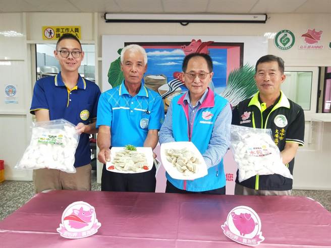 大安农会推出新品水饺，包括「安农原味猪肉水饺」及「安农高丽菜猪肉水饺」两种口味。（陈淑娥摄）