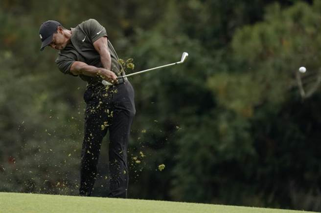 寻求卫冕的前球王老虎伍兹在美国名人赛首回缴出68杆并列第四。(美联社)