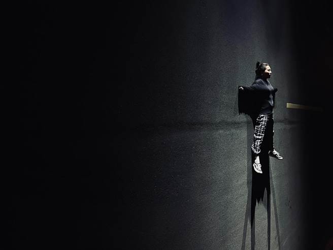 iPhone 12 Pro Max实拍（2）运用夜间模式拍摄，快门3秒，套用「戏剧」内建滤镜，并使用内建功能调整进行「翻转」。（陈顗文提供／黄慧雯台北传真）