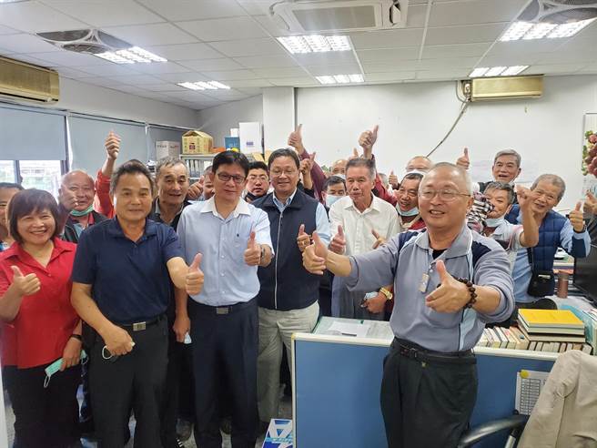 基层农会总干事明年3月15日将改选，许多总干事候聘人到县府登记农业处登记的阵仗隆重，用印也挑吉时，图为斗六市农会现任绩优总干事张乔復（前排左三）登记后，支持者喊讚。（周丽兰摄）