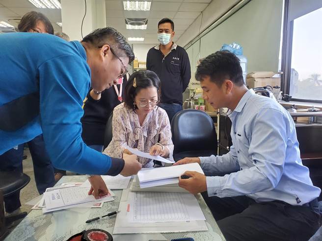 前虎尾农会保险部主任蔡武吉（右一）带大批资料登记。（周丽兰摄）