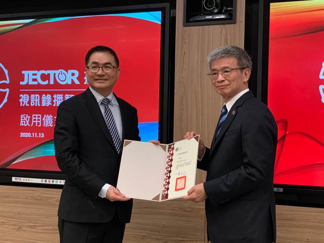 台师大校长吴正己（图右）捷达董事长汤文彬（图左）（任佩云摄）