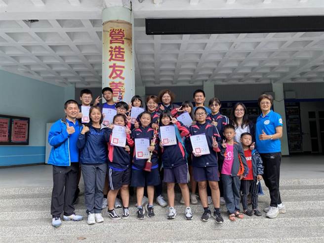 彰化县109学年度「县长杯」举重景标赛，为期2天的赛事，上周在二林工商完美落幕，其中社头国中体育班举重代表队，勇夺4金3铜的佳绩。(谢志典提供／吴建辉彰化报导)