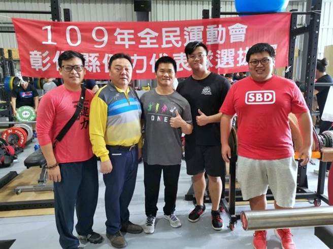 今年48岁的谢志典(中)，师傅就是前健力国手，现任员林市长游振雄(左2)，从高中开始跟着游振雄学习健力，至今已经将近30年时间。(谢志典提供／吴建辉彰化报导)