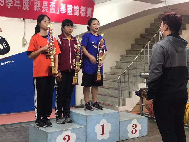 员林市长游振雄得知小小徒孙们得奖，也相当开心，也勉励这群未来健力的明日之心，能够在创佳绩。(谢志典提供／吴建辉彰化报导)