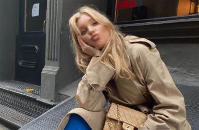 177cm超模辣媽入冬照耍辣 鏤空裙配厚底靴秀長腿（圖／IG@hoskelsa）